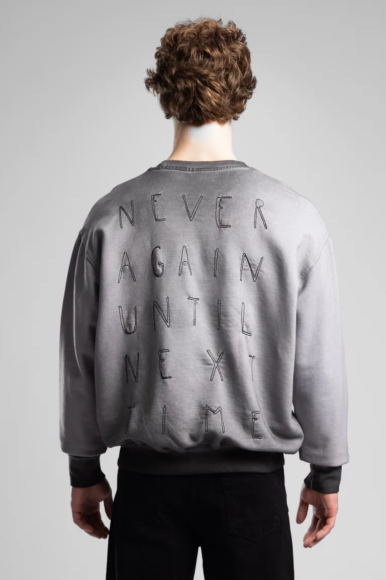 Bluzon Oversize cu Decolteu Rotund și Broderie pe Spate — imaginea 4